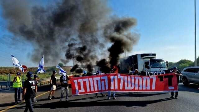 مظاهرات في إسرائيل ضد الحكومة وتحذيرات من انهيار الائتلاف الحاكم