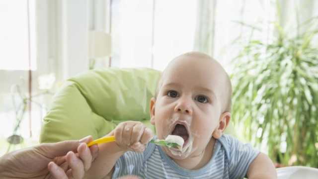 دراسة تكشف مفاجأة صادمة: 40% من أغذية شهيرة للأطفال بأمريكا تحتوي على سموم