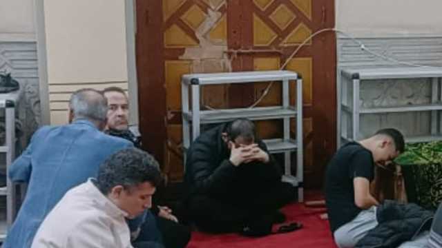 انهيار أحمد حلمي عقب وصول جثمان شقيقه لمسجد ناصر في بنها