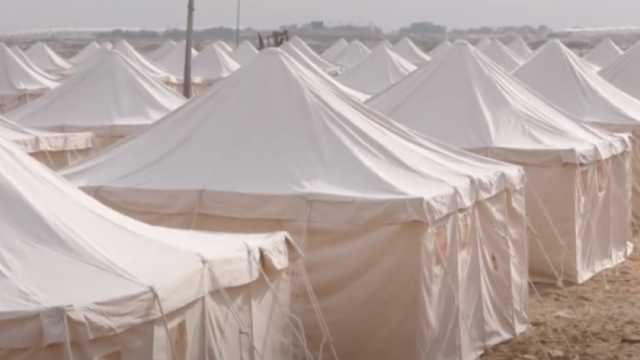 المرحلة الأولى لمخيم الهلال الأحمر بخان يونس.. 300 خيمة لاستيعاب 1500 نازح