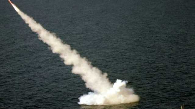 كوريا الشمالية تطلق صواريخ كروز.. وزعيمها يبدي سعادته بإصابات الأهداف