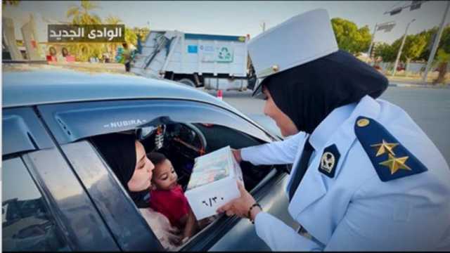 «الداخلية» تشارك المواطنين الاحتفال بذكرى 30 يونيو وتوزع الهدايا عليهم (صور)