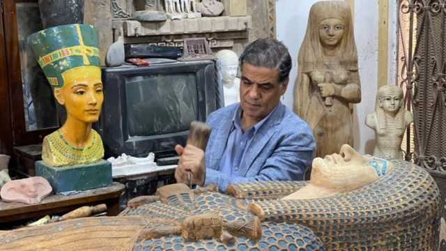 «جرجس» ينحت أكبر تابوت فرعوني من الخشب.. «طوله مترين ونصف واستغرق شهرا»