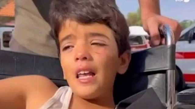 «الطفل كمال» يوجه رسالة إلى شعب مصر بعد نجاته من القصف: «دعواتكم لأهل غزة»