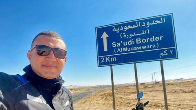 المغامر المصري علي عبده يصل السعودية في رحلة بدراجة إلى قمة المناخ