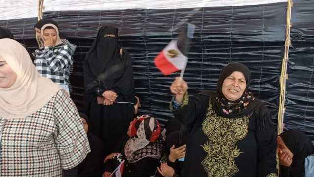 فرحة وزغاريد بأعلام مصر في لجنة المغتربين بالمنطقة الحرة بالإسماعيلية