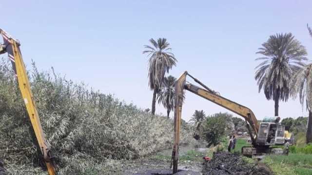محافظ أسيوط يتابع أعمال تطهير الترع والمصارف لوصول المياه إلى الأراضي الزراعية