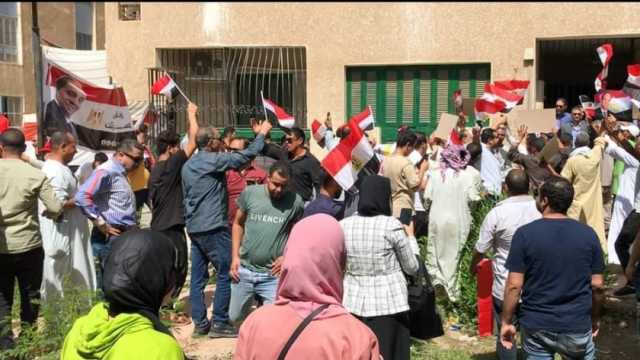 توافد أعداد كبيرة من أهالي القليوبية على الشهر العقاري لتحرير توكيلات للرئيس السيسي