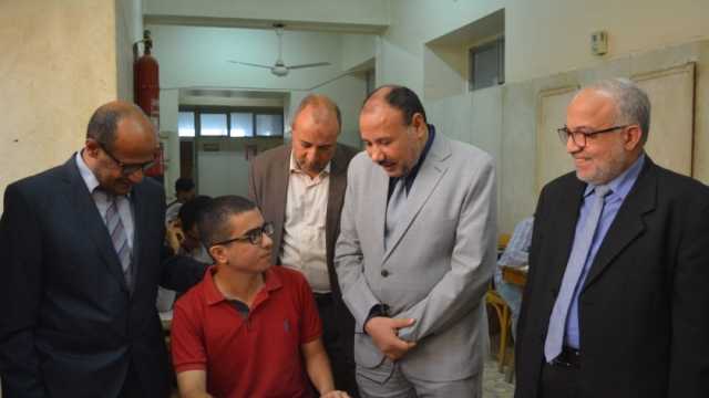 نائب رئيس جامعة الأزهر للوجه القبلي يتابع امتحانات الفرقة النهائية بكلية الطب
