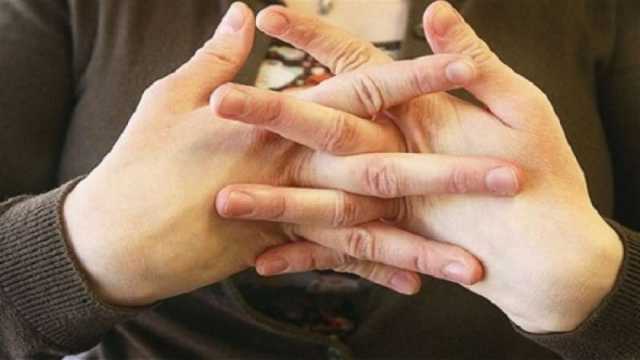 إشارات في لغة الجسد تدل على قلة الثقة بالنفس.. «أهمها طرقعة الأصابع»