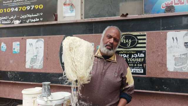 «عم محمد بيكلم الزباين بالإنجليزي».. 40 سنة أمام صاج الكنافة البلدي