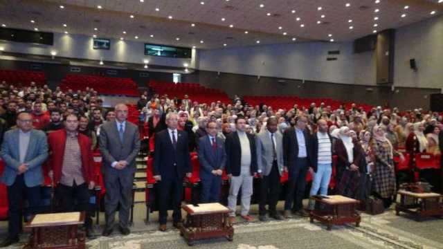 رئيس جامعة المنيا يشهد اللقاء التعريفي لأطباء الامتياز دفعتي ديسمبر الماضي