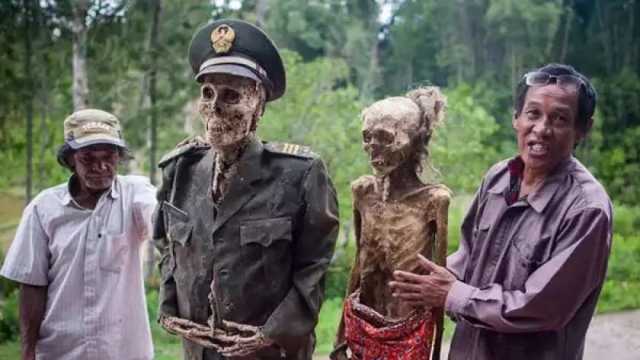 الرقص مع جثث الموتى والتقاط الصور.. طقوس جماعة «توراجا» في إندونسيا