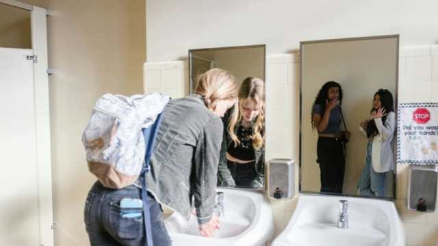 مدرسة أمريكية تزيل المرايا من حمامات الطلاب لسبب صادم.. ما القصة وراء ذلك؟