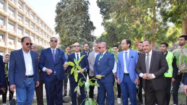 رئيس جامعة أسيوط يدشن مبادرة «هنجملها» للتنمية المستدامة بالحرم الجامعي