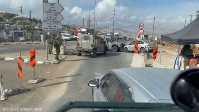 آلية عسكرية إسرائيلية تدفع سيارة فلسطيني ثم تنقلب معها (فيديو)