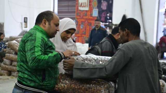 «سكوتى وكراميلا وجنديلة».. أقدم وكالة بلح تغازل أهالي «المحلة» بأصناف التمور