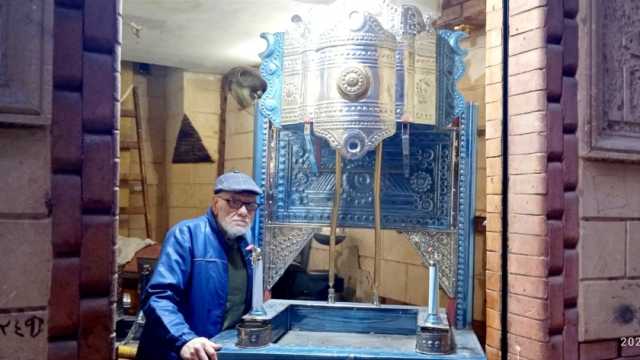 «سر القهاوي الشعبية».. حكاية «عم محمد» مع رمّالة القهوة: عشقي من 55 سنة