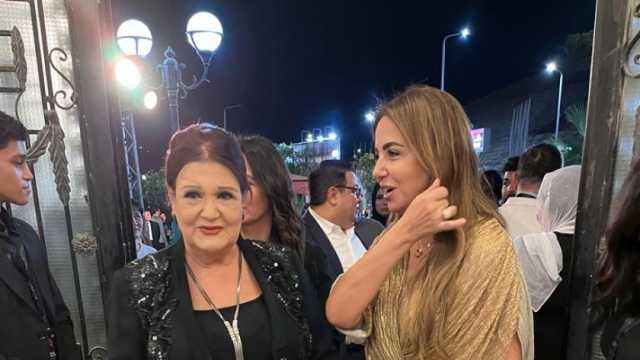 ابنتا ميمي جميل تدعمانها أثناء تكريمها في مهرجان شرم الشيخ الدولي