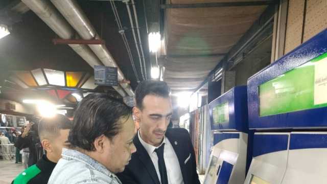 فريق عمل في مترو الأنفاق لمساعدة الركاب لاستخدام ماكينات صراف التذاكر آليا