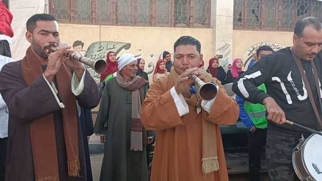 مزمار بلدي أمام لجان الاقتراع في الفيوم.. «مصر حلوة الحلوات» (صور)