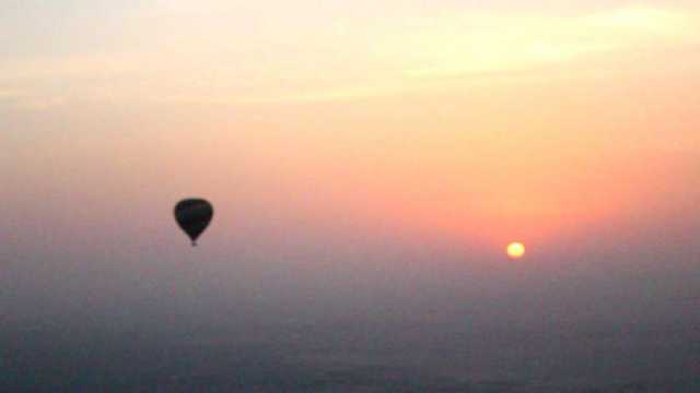 رحلات البالون الطائر بالأقصر.. 45 دقيقة من المتعة فوق النيل والمعابد