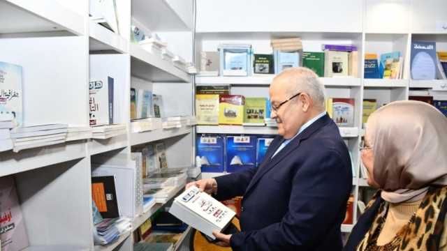 الخشت يتفقد جناح جامعة القاهرة في معرض الكتاب