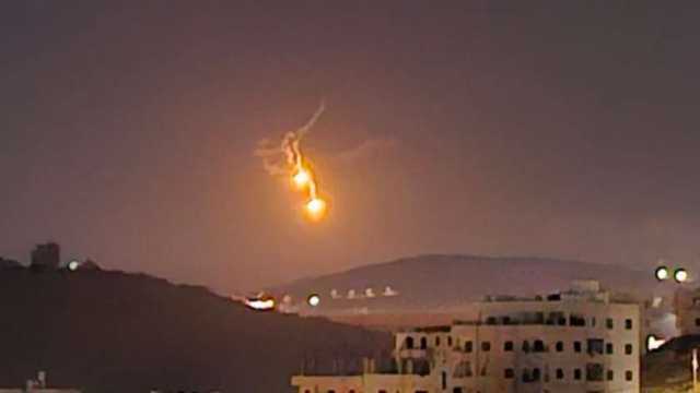 إعلام أمريكي: إسرائيل ترد على إيران بإطلاق الصواريخ