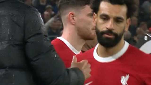 رد فعل محمد صلاح على استبعاده من جائزة لاعب الشهر في الدوري الإنجليزي (صور)