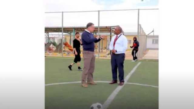 وزير الداخلية الأردني يلعب كرة قدم مع اللاجئين السوريين.. مهارة كبيرة (فيديو)