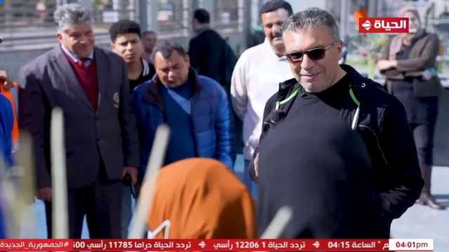 عمرو الليثي يفاجئ عمال صالات حسن مصطفى بجوائز مالية