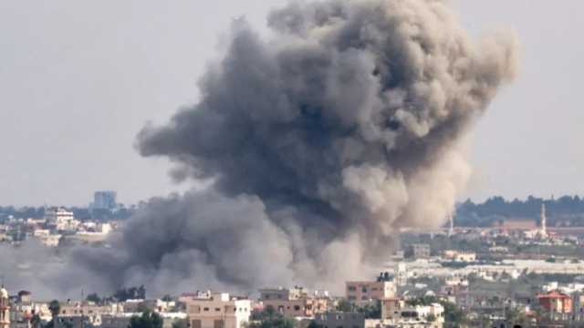 وسائل إعلام فلسطينية: قصف إسرائيلي جديد جنوب مدينة دير البلح وسط غزة