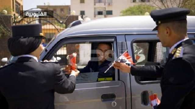 رجال الشرطة يوزعون الهدايا والورود على المواطنين احتفالا بعيد الفطر