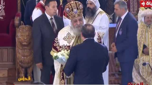 الرئيس السيسي يهدي البابا تواضروس الثاني باقة من الورود