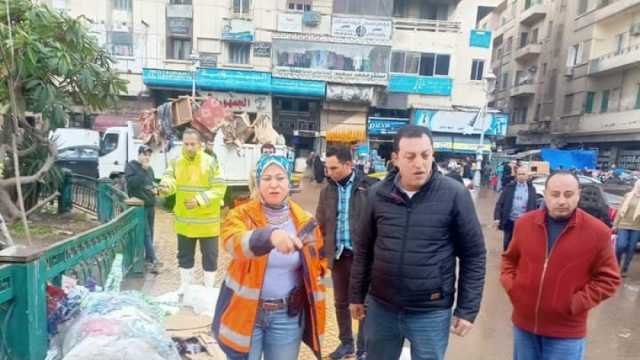 رئيس حي الجمرك بالإسكندرية تقود حملة لإزالة الإشغالات: الطريق ملك الجميع (صور)