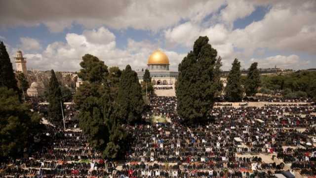 120 ألف فلسطيني في المسجد الأقصى أثناء صلاة الجمعة الثانية من رمضان