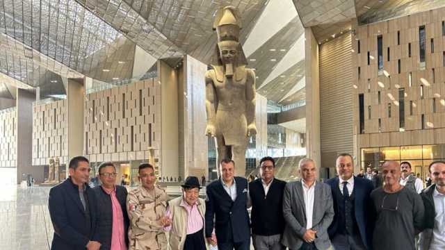 وزير السياحة يتفقد الدرج العظيم خلال جولته بالمتحف المصري الكبير