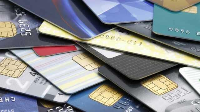 مصرفي يكشف لـ«الوطن» تفاصيل إيقاف البطاقات الائتمانية الحديثة خارج مصر