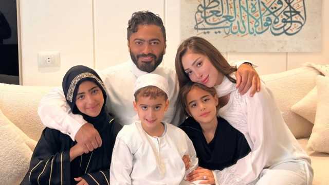 تامر حسني يحتفل بالعام الجديد بصورة عائلية مع طليقته.. وهذه حقيقة اعتزاله الغناء