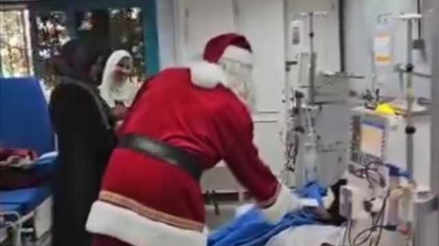 احتفالا بالكريمساس.. «بابا نويل» يوزع الهدايا على مرضى مستشفى الغردقة