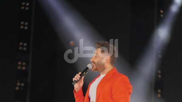 تامر حسني يشارك جمهوره بأغنية من حفله في مهرجان العلمين
