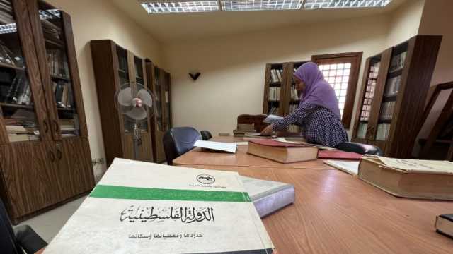 مكتبة في أسيوط تضم 3500 كتاب عن فلسطين.. «حتى لا تنسى الأجيال الجديدة القضية»