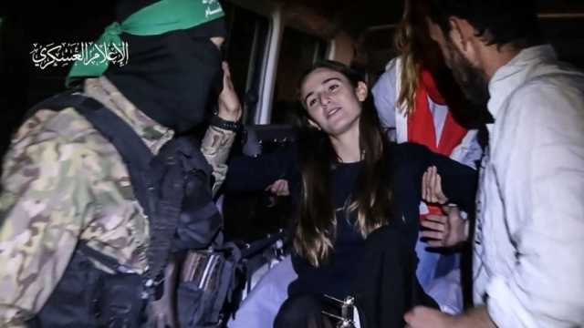 أول ظهور لـ المحتجزة الإسرائيلية مايا بعد عودتها لمنزلها.. ماذا فعلت؟