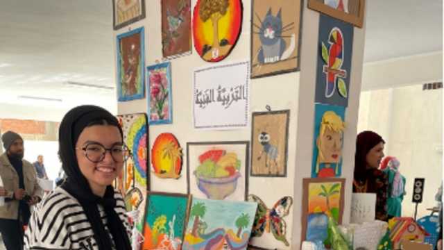 بالفحم والأكريلك والمياه.. «ندى» تبدع في الرسم وتنتظر نتيجة «المبدع الصغير»