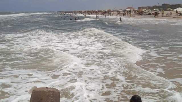تحذير من السباحة بشواطئ بلطيم بسبب ارتفاع الأمواج اليوم