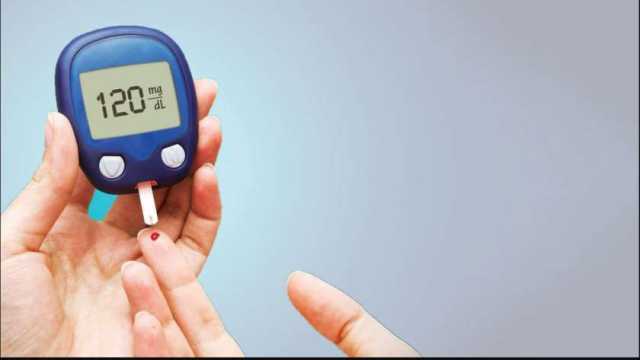«الصحة»: افحص نسبة السكر بالدم إذا شعرت بالعطش والتبول والصداع الزائد