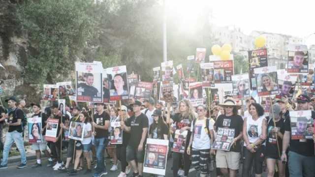 آلاف الإسرائيليين يتظاهرون في تل أبيب للمطالبة برحيل رئيس حكومة الحرب (صور)