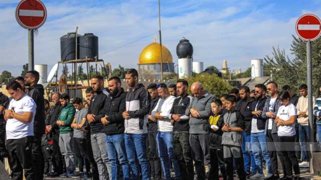 عشرات الفلسطينيين في الشوارع أثناء صلاة الجمعة بعد منعهم من دخول الأقصى