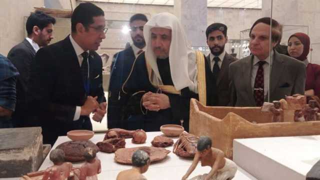 «القومي للحضارة» يهدي رئيس رابطة الجامعات الإسلامية كتالوج المومياوات الملكية