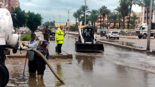 جهود مكثفة لرفع مياه الأمطار من شوارع كفر الشيخ (صور)